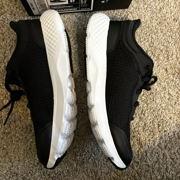 Under Armour Big Kids' BGS Charged Escape 4 Sneaker Black Size 4 - Picture 6 of 7